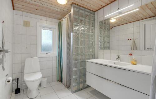 Koupelna v ubytování 4 Bedroom Lovely Home In Oksbl