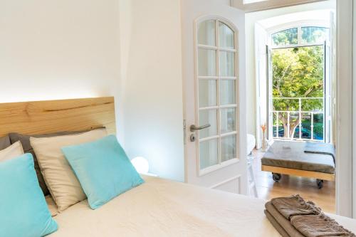 una camera con letto e cuscino blu di Casa St Yves - Sunny flat in Setúbal on Av Luisa Todi a Setúbal