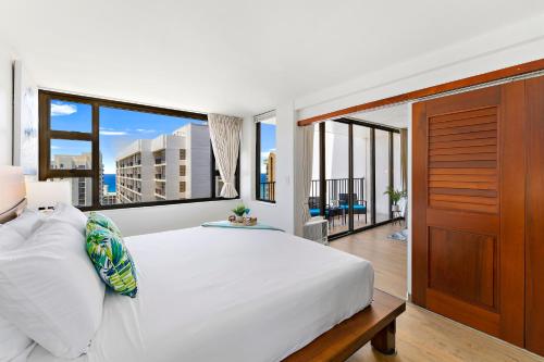 Beautifully Remodeled Ocean View Condo with Free Parking_2