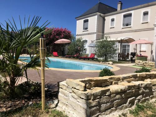 une piscine devant une maison dans l'établissement Villa raffinée à Saint-Cyr-sur-Loire avec piscine privée, à Saint-Cyr-sur-Loire