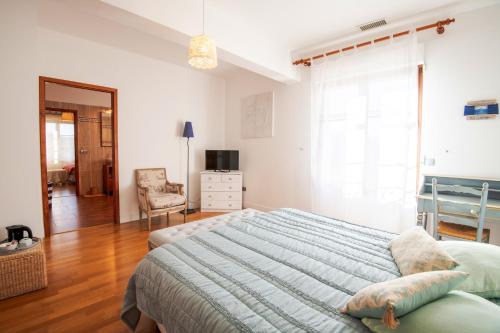 Giường trong phòng chung tại Villa raffinée à Saint-Cyr-sur-Loire avec piscine privée
