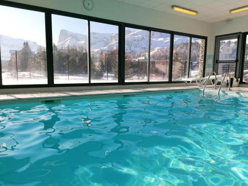 basen z widokiem na góry w obiekcie Charmant Chalet Duplex 6 Pers, Résidence 3* avec Piscine, Superdevoluy, à 300m des Pistes - FR-1-504-634 w mieście Superdevoluy