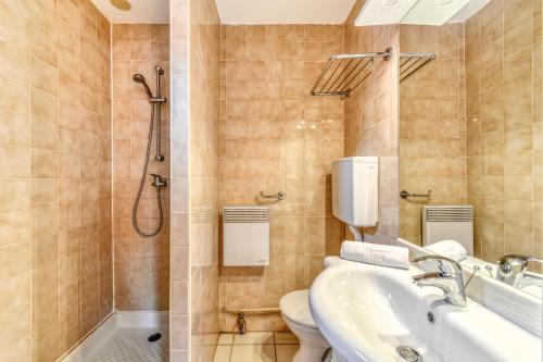 e bagno con lavandino, servizi igienici e doccia. di SOWELL RESIDENCES Les Lauriers Roses a Cap d'Agde