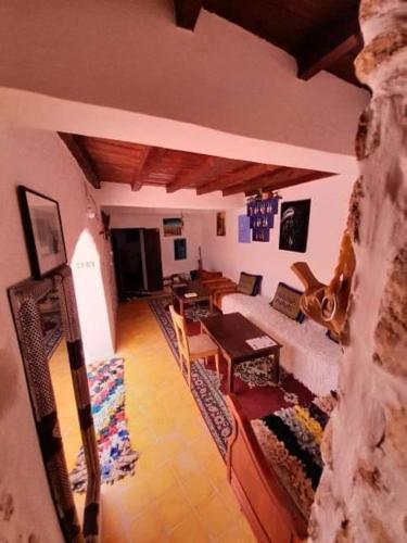 una sala de estar con un sofá y una mesa en Ranch de Sidi kaouki, en Essaouira