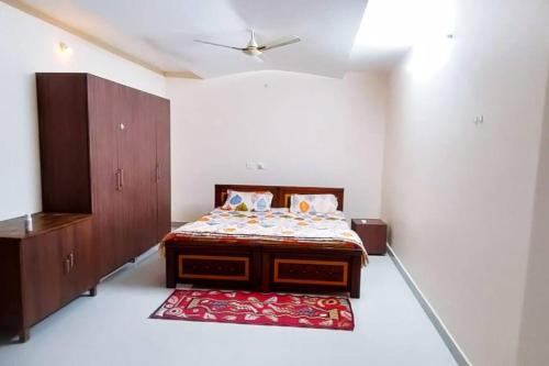 um quarto com uma cama e um tapete vermelho em Luxurious 5 BHK Duplex in Kukatpally em Hyderabad