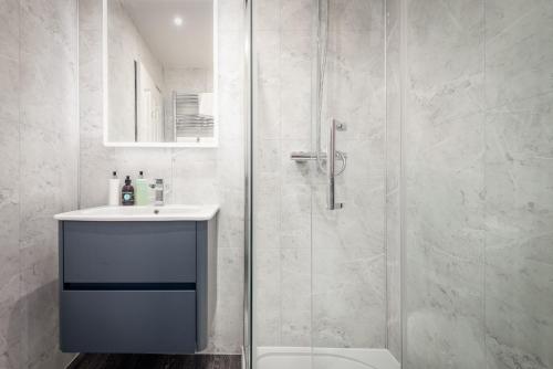 uma casa de banho com um chuveiro, um lavatório e um WC. em Achaniar Cottage em St Andrews