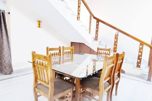 Gambar di galeri bagi Servostay Kukatpally Spacious 5 BHK Duplex in Vivekananda Nagar with Parking di Hyderabad