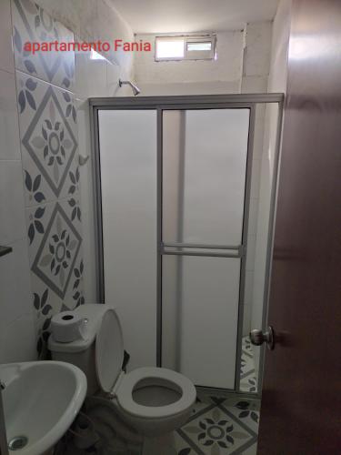 Ένα μπάνιο στο Habitaciones y apartamento fania
