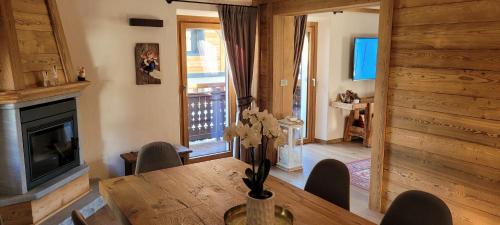 a dining room with a table and a fireplace at MAISON DAVID - da Nonno Carlo 0034 in Cogne