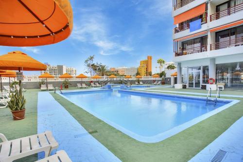 uma piscina com uma bola de basquetebol no topo de um edifício em Monolocale Luna in Costa Adeje cerca del mar em Playa de las Americas
