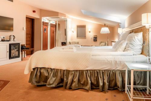 a large bedroom with a large bed in a room at Hotel Polski Pod Białym Orłem in Kraków