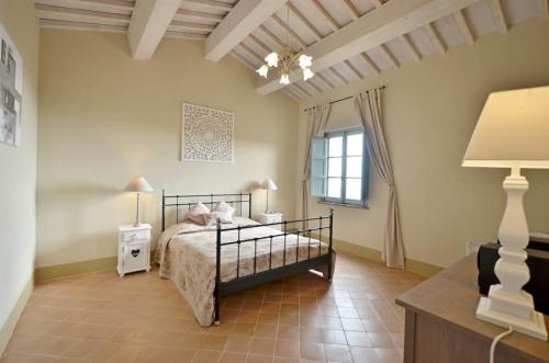a bedroom with a bed and a window at Appartamento Quercia in Trequanda