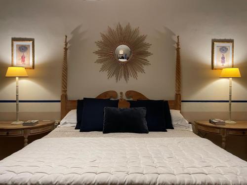 una camera da letto con un grande letto bianco con due lampade di Residenza dei Pucci a Firenze