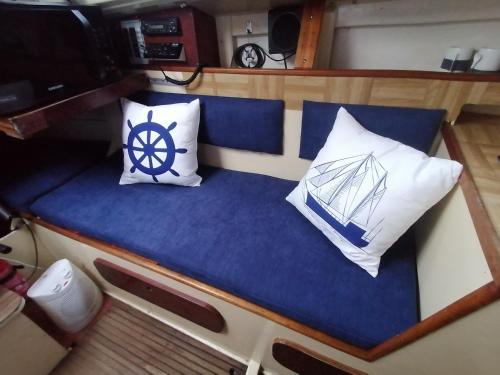 a bed in the center of a boat with pillows at Bateau Voilier Hôtel à quai Séjour insolite in La Rochelle