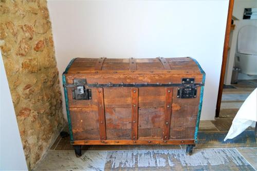 an old wooden chest sitting next to a wall at Romantico Apartamento en el Puerto de Denia in Denia