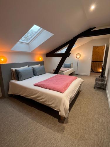 Llit o llits en una habitació de Maisons d'hôtes du Château au Grand Pressigny