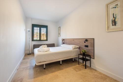 - une chambre avec un lit blanc et une fenêtre dans l'établissement Apartamento Nueva Alcántara Beach, à Marbella