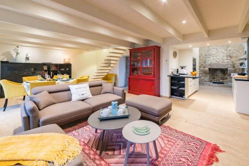 un salon avec un canapé et une table dans l'établissement GWEL AR MOR - Jolie maison de charme rénovée proche du port, à Lanildut