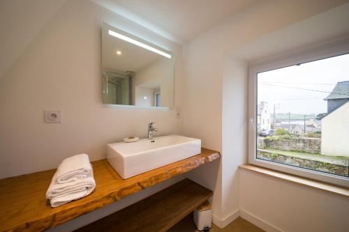 Postel nebo postele na pokoji v ubytování GWEL AR MOR - Jolie maison de charme rénovée proche du port