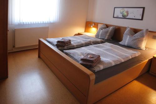 1 dormitorio con 2 camas y toallas. en Ferienwohnung Büren en Büren