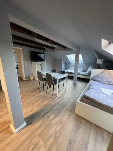 1 dormitorio con 1 cama, mesa y sillas en Timeout24, en Bremen