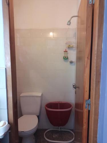 y baño con aseo y bañera roja. en Punta Mogotes en Mar del Plata