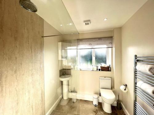 Bathroom sa Stylish, Country, Self-Contained Annexe near Cambridge