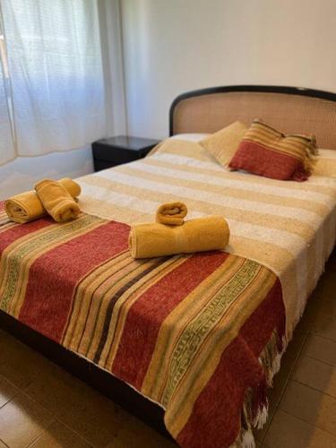 1 dormitorio con 2 camas y toallas. en 2 ambientes para 4 personas en Mar del Plata