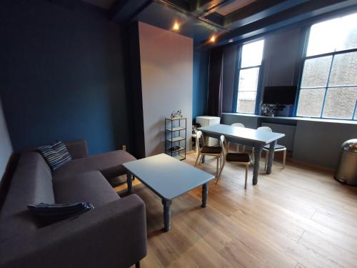 ein Wohnzimmer mit einem Sofa und einem Tisch in der Unterkunft Nes B&B in Amsterdam