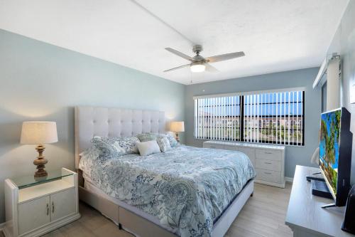 een slaapkamer met een bed en een raam bij Anglers Cove M-502 in Marco Island