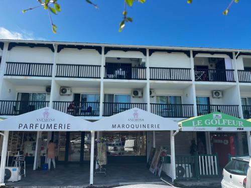 a view of the front of the apartment building at Azuri Lodge Duplex Marina in Saint-François
