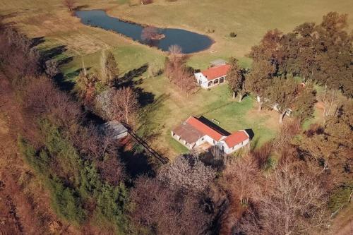 Una vista aérea de Casa de campo con laguna y piscina