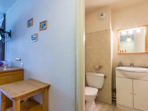 une salle de bain avec toilettes et lavabo dans l'établissement Appartement agréable au pied des pistes avec cuisine équipée - Animaux acceptés - FR-1-694-146, à Val dʼIsère