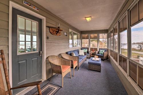 Χώρος καθιστικού στο Waterfront West Ocean City Home with Skyline View!