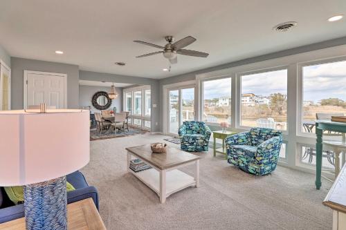 Χώρος καθιστικού στο Waterfront West Ocean City Home with Skyline View!