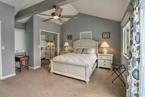 Ένα ή περισσότερα κρεβάτια σε δωμάτιο στο Waterfront West Ocean City Home with Skyline View!