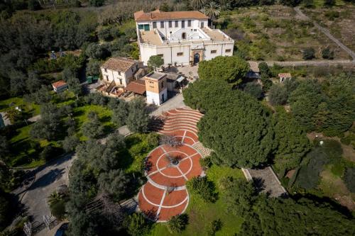 una vista aérea de una casa grande con techo naranja en Agriturismo Villa Cefalà, en Santa Flavia