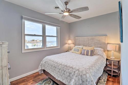 Ένα ή περισσότερα κρεβάτια σε δωμάτιο στο Waterfront West Ocean City Home with Skyline View!