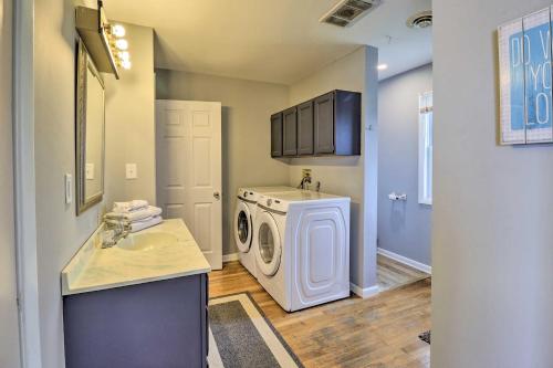 Η κουζίνα ή μικρή κουζίνα στο Waterfront West Ocean City Home with Skyline View!