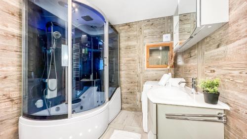 uma casa de banho com um chuveiro e um lavatório. em HOMEY ETHAN - Free Parking - Terrasse privée - Wifi et Netflix - Jacuzzi em Monnetier-Mornex