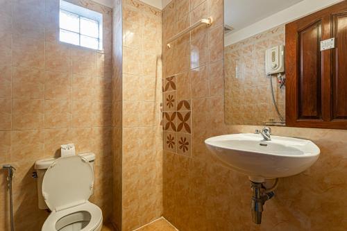 een badkamer met een toilet en een wastafel bij Archaic House in Siem Reap