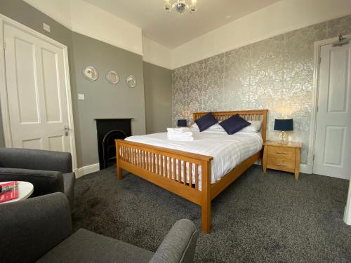 1 dormitorio con 1 cama y chimenea en Number 34 Bed and Breakfast York, en York