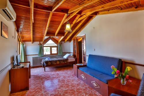 - un salon avec un canapé bleu et une table dans l'établissement Club Hotel Gultur, à Küçükkuyu