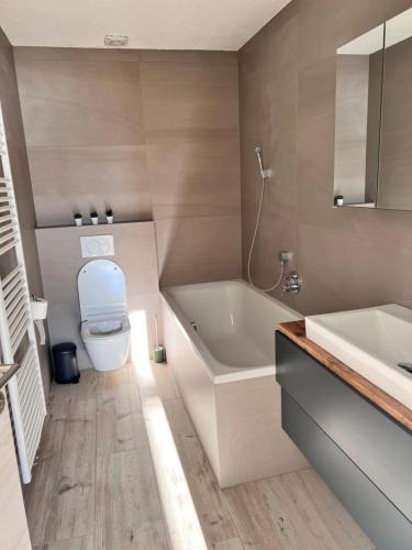 La salle de bains est pourvue d'une baignoire, de toilettes et d'un lavabo. dans l'établissement Gruberhof, à Pill