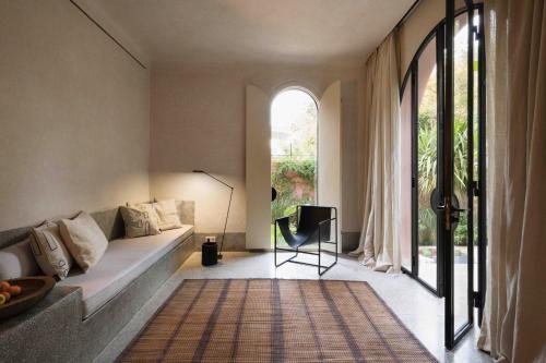 Maison Brummell Majorelle في مراكش: غرفة معيشة مع أريكة ونافذة