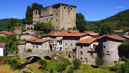 una ciudad medieval con un castillo y un puente en Casa Vacanze CAROLE, en Fivizzano