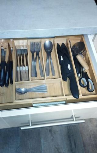 un tiroir avec couteaux et autres ustensiles de cuisine dans l'établissement studio 1 étoile paisible,4 couchages,jardin privé, à Les Adrets-de-l'Estérel