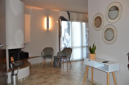 een woonkamer met 2 stoelen en een tafel bij Chrisiola in Galleno