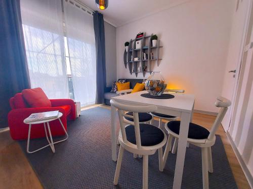 a living room with a table and chairs and a red couch at Gebel Grin in Palermo