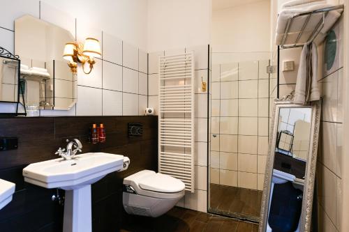 een badkamer met wastafel en toilet bij Grand Boutique Hotel-Restaurant Huis Vermeer in Deventer